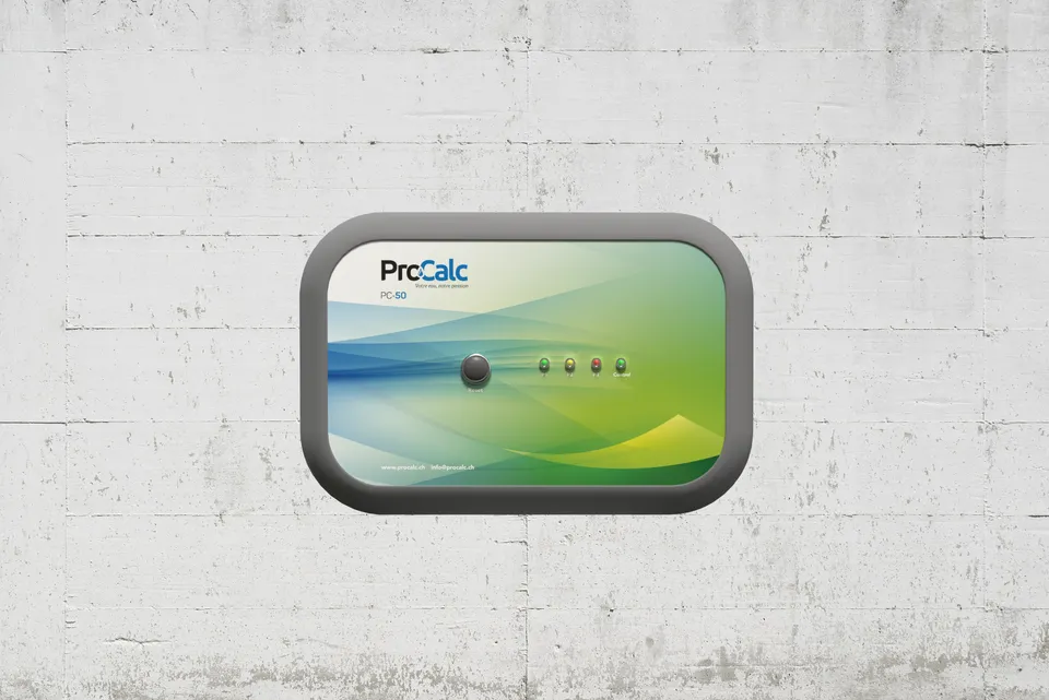 Boîtier ProCalc PC-50 fixé au mur à côté d'une conduite d'eau