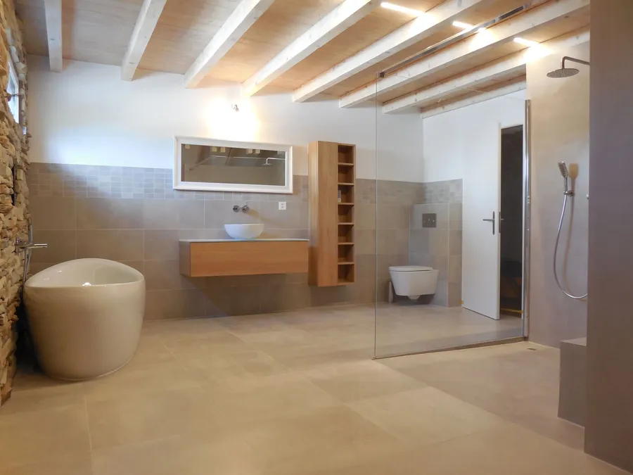 Salle de bain équipée, alimentée par une installation traitée
